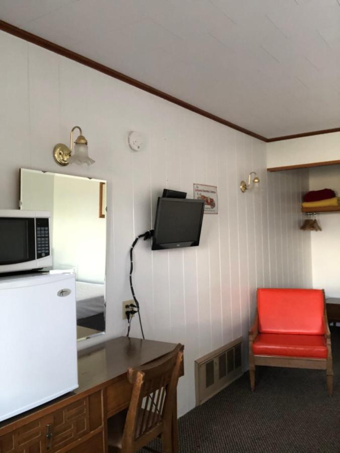 Firehouse Inn Сент Игнас Екстериор снимка