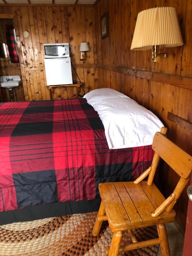 Firehouse Inn Сент Игнас Екстериор снимка